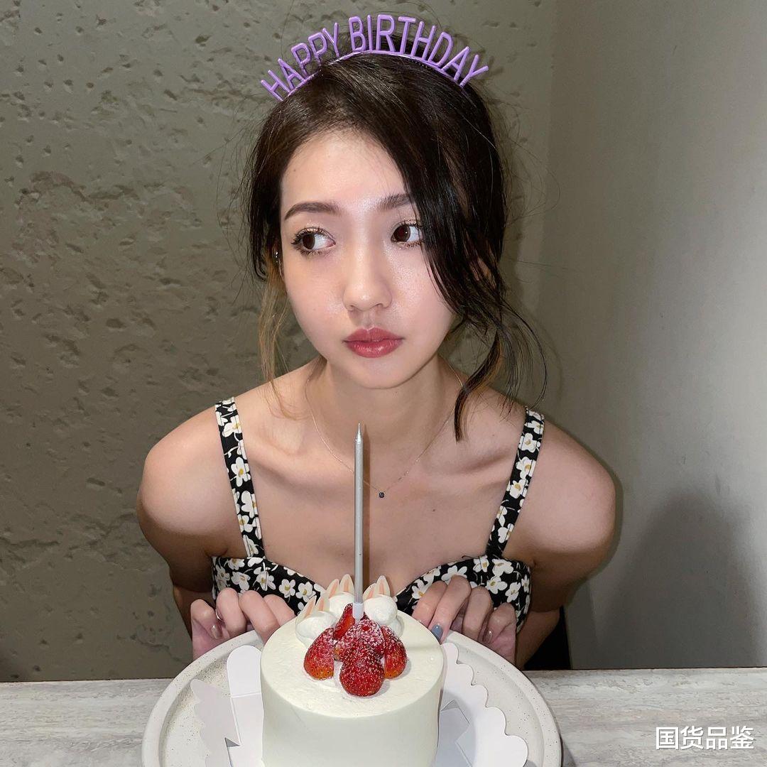 水果 长相清新单纯极具粉嫩少女感的正妹彩妆师——Bonny