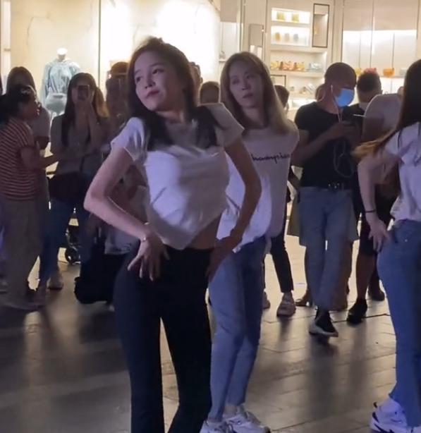 央视|被央视点名，一夜收入1753万的女主播，复出线下捞金被吐槽像大妈