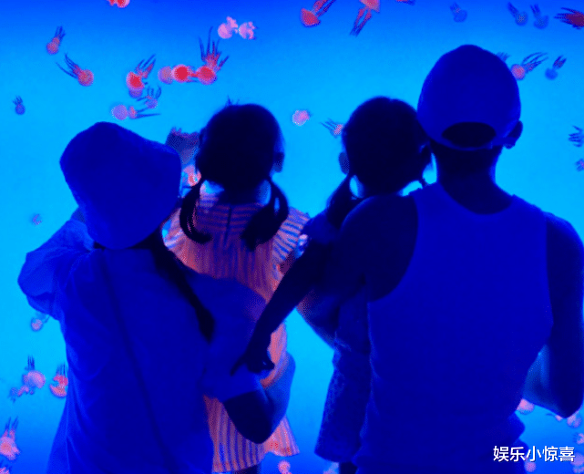 谢娜|谢娜怕被顶替着急复工？接孩子放学时暴露臃肿身材，抱娃也很吃力