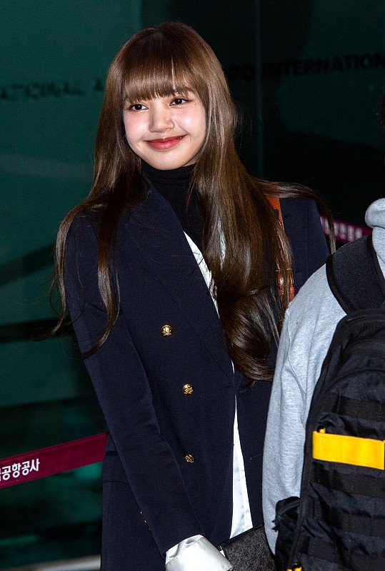 BiuVogue|“人间芭比”Lisa，穿牛仔裤都这么的美，不愧是亚太区最美面孔