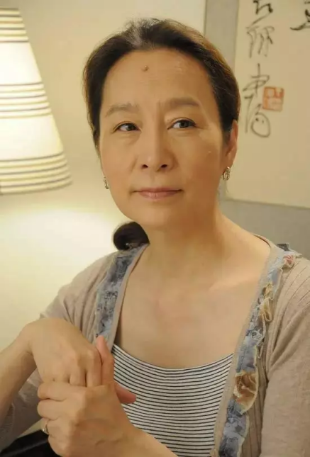 奚美娟|“满贯影后”奚美娟：与潘虹同窗，39岁产子被弃，前夫已另娶