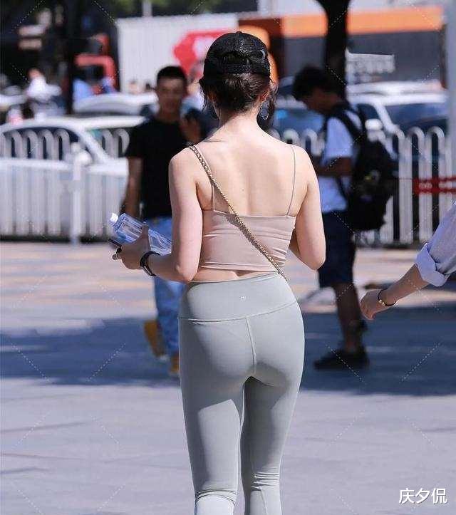 穿衣搭配|“葫芦”身材的打底裤美女，总能为造型加分，也很优雅