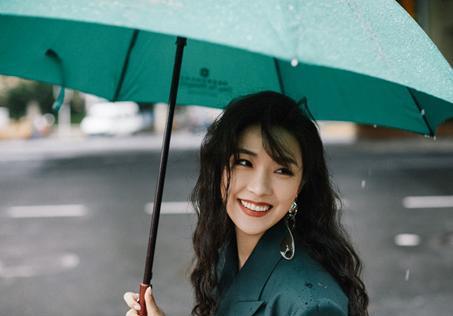 白宇|红毯：热巴一袭吊带红裙“杀”疯了，两位有演技的女演员反被嘲讽