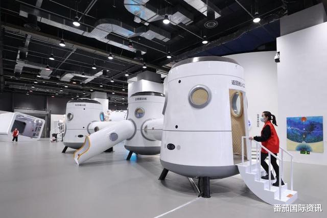 航天员 航天员回家有太空反应，地面人员抬着离开，聂海胜想吃面条