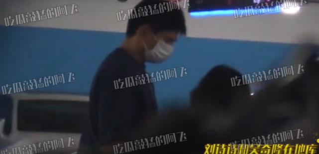 吴奇隆|吴奇隆一家三口逛街！诗诗推婴儿车隆哥拎袋，两岁半步步乖巧可爱