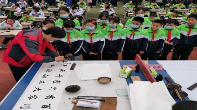 欧阳娜娜|有种字体叫“欧阳娜娜体”，第一眼看毫无美感，组合后却意外好看