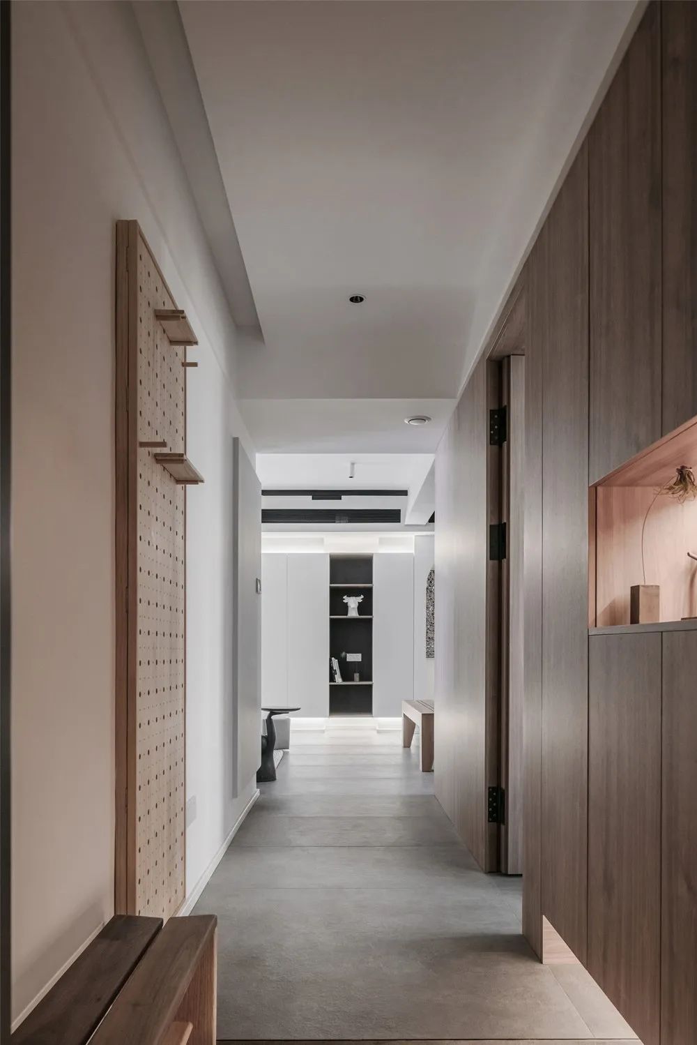 他家110m2简约风,只用了木饰面+极简白,越看越有范!