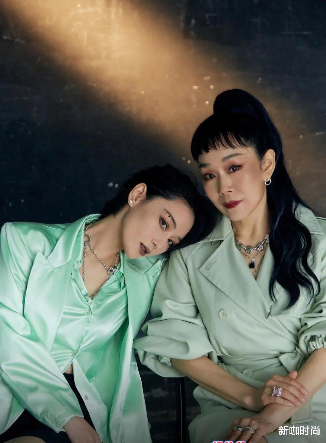 张馨予|张馨予妈妈够酷！“狗啃”刘海搭烟熏妆，年轻人都不敢这么玩