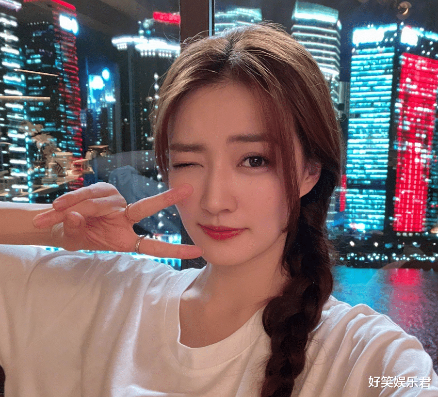 徐璐|徐璐原来曾是军人,直播带着猫咪上镜忘开美颜,真实颜值让人看呆