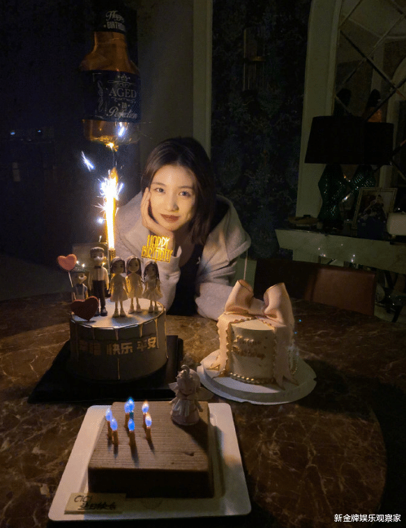 小苹果|章子怡晒小苹果16岁生日照，撞脸马思纯陈妍希，却没继承汪峰颜值