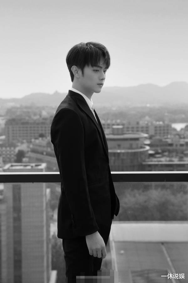 许凯|许凯两个月暴瘦40斤，偶遇网友拍下路人照，粉丝：横店最靓的仔