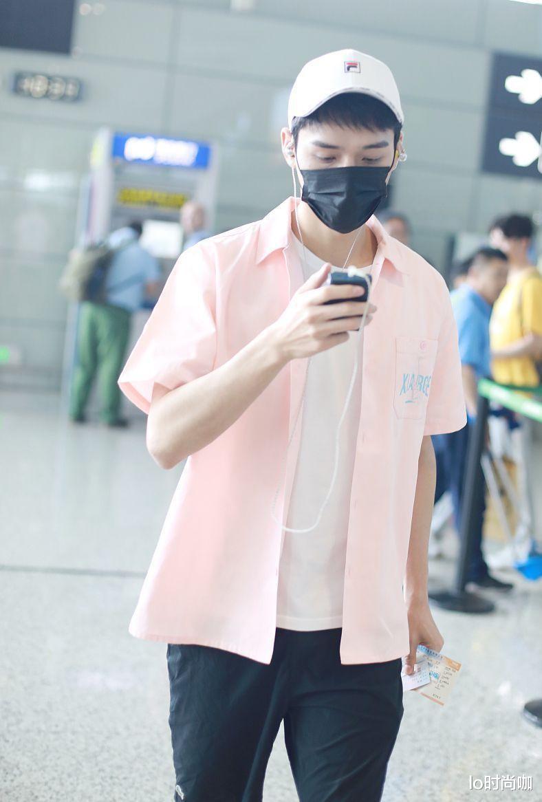 lo时尚咖|龚俊原来也有高冷的一面，穿上黑色花衬衫，瞬间变身“高冷帅哥”