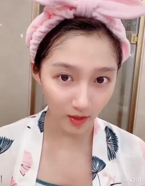 唐艺昕|国民闺女奶茶店现身,素颜特别好看,鹿晗的宝贝