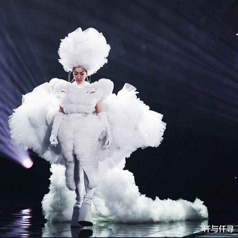 仟与仟寻|盘点郑秀文历年造型照，从清纯、中性到狂野风，出道30年引领潮流