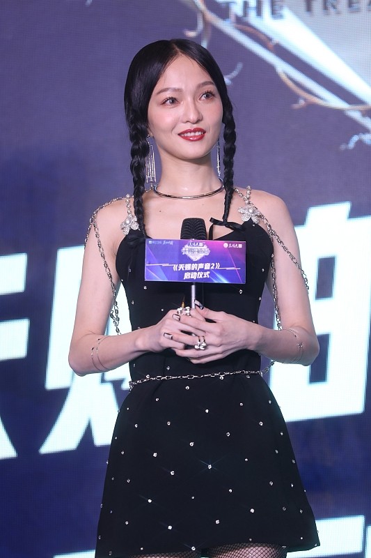 小白爱美搭 年近40的张韶涵扎双麻花辫还挺嫩,穿黑色贴钻裙配渔网袜,好甜酷