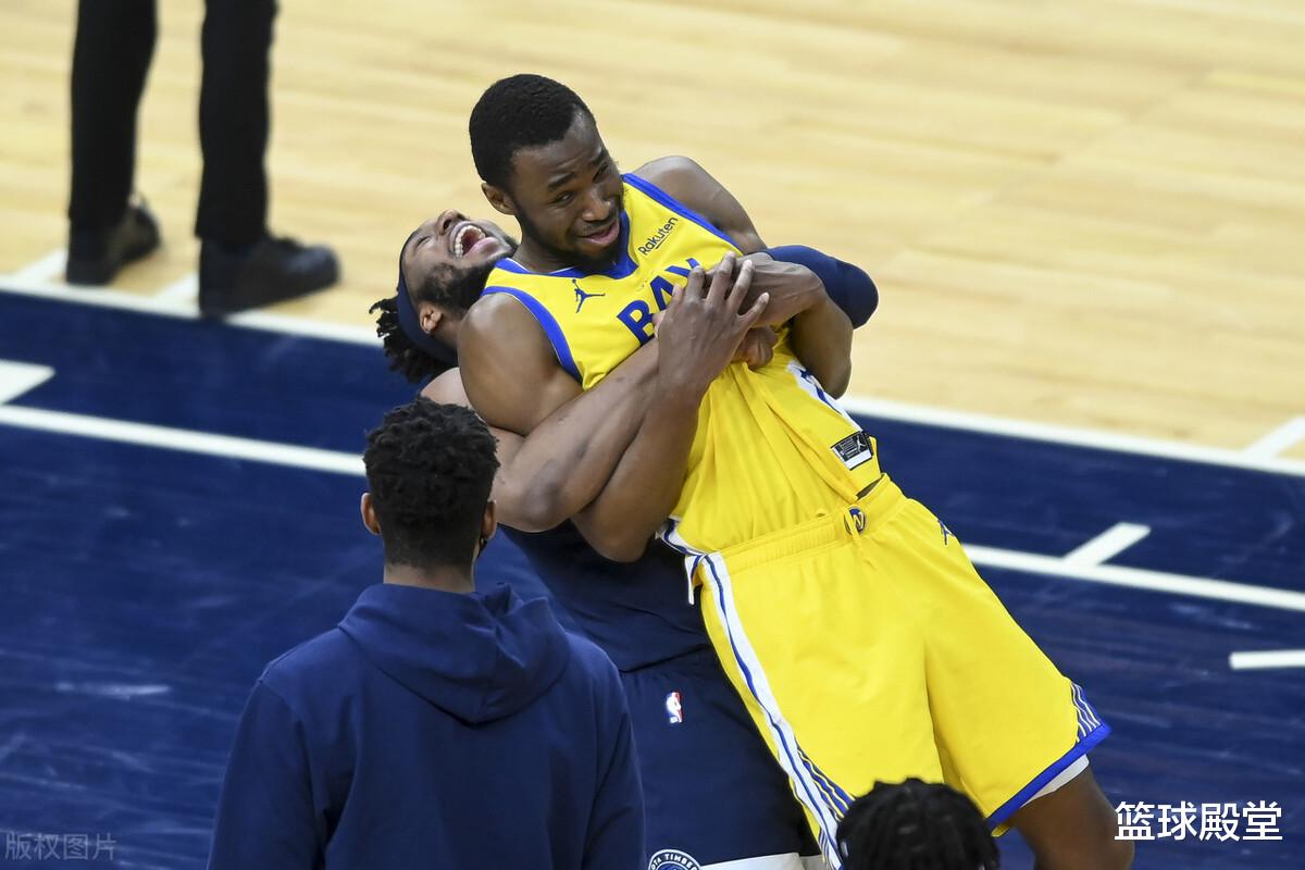 斯蒂芬·库里|勇士遭淘汰，库里满脸不甘！谁注意维金斯？憨笑引众怒，放假了？