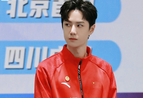 王一博|王一博为杨倩颁发证书，与黄子韬一起并行，鼻子冻得通红！