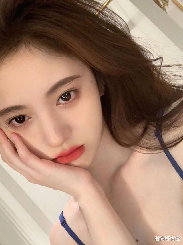 时尚好物官|鞠婧袆玩手机样子都这么可爱，穿吊带背心自拍，皮肤白皙能捏出水