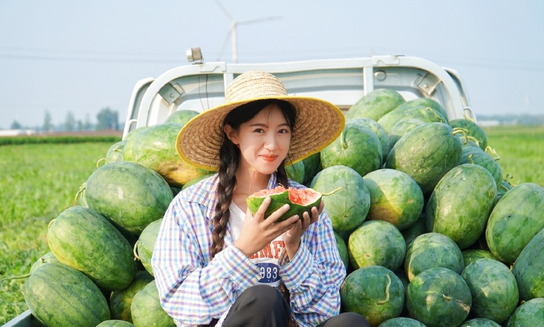 游戏日报 真实版“李子柒”，拖拉机女孩公开恋情：他是我背后的团队