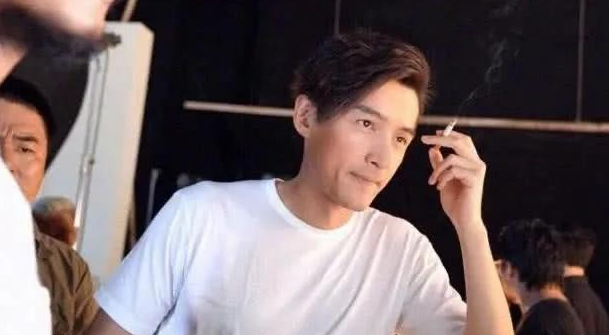 黄渤|身价过亿的明星吸什么烟？赵本山的最贵，冯小刚的亮眼，最服黄渤