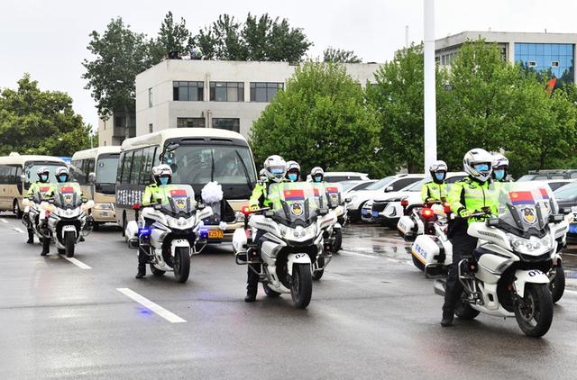 健康时报社 最高礼遇护航洱海坠机烈士回家，市民自发献花目送英雄魂归故里