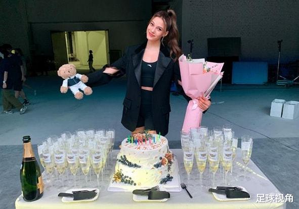 |世界冠军谷爱凌合作易烊千玺，千玺害羞不敢直视，两人同框太般配