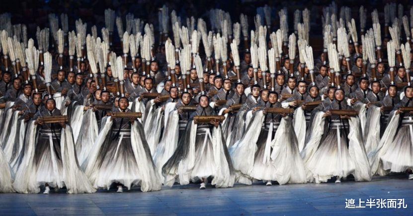 刘思慕|没有了“人海战术”的张艺谋,这次又能祭出什么样的花招?