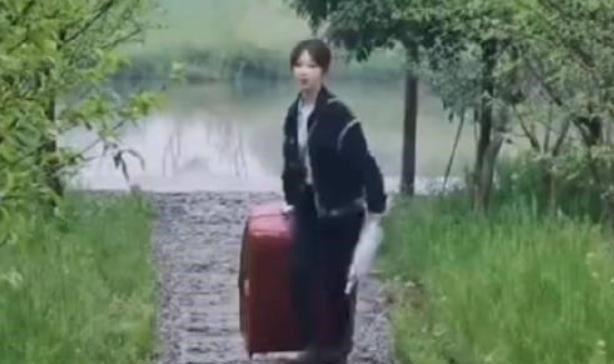 杨紫|杨紫上《向往5》真下血本，4千牛仔搭2万包，“绯闻女友”好戏足