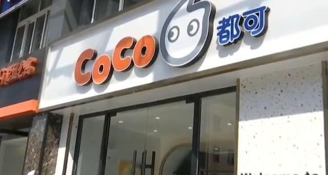 朱桀的行走记 宁波女子喝奶茶，喝到一半嘴里有异物，嚼一下吐出来，竟然是苍蝇