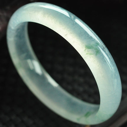 哈轩翡翠 飘花翡翠戴久了,花「真的飘了」。