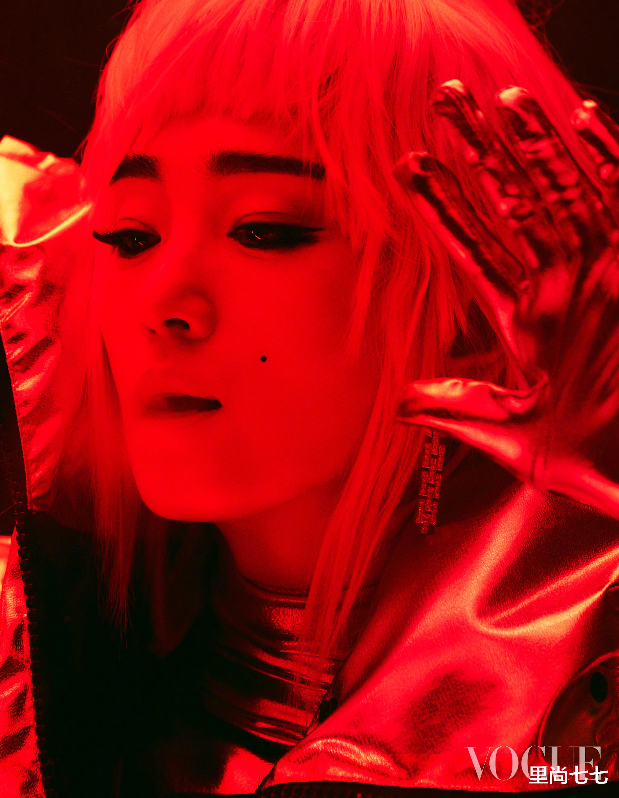 巩俐|巩俐首次玩杀马特翻车！200件高定败给狗啃刘海，一字眉兀似假人