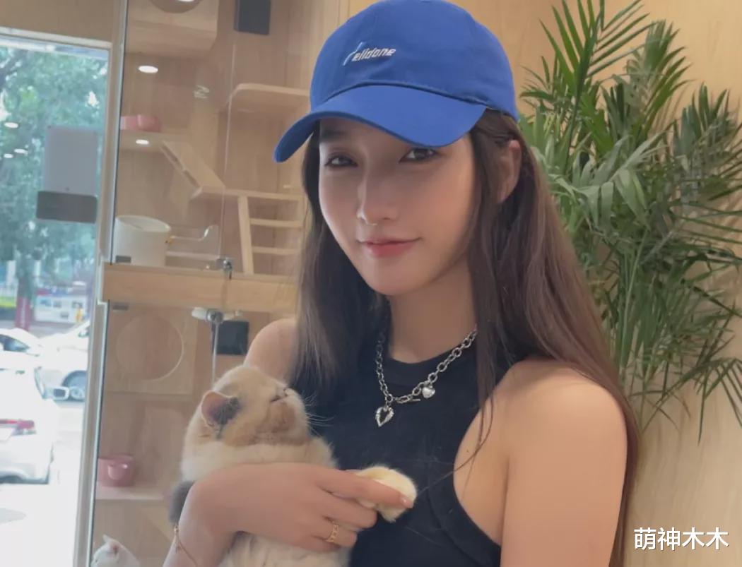 吴亦凡|吴亦凡风波后首度回应粉丝，听到我爱你点头微笑，离场不忘盯镜头