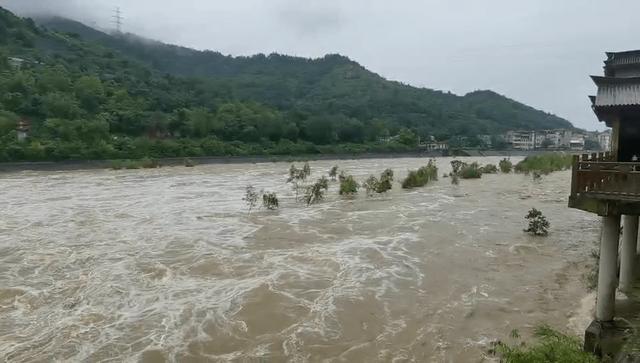 泰山|泰山顶上游客挤厕所避寒过夜，多地关停，2万余人紧急撤离