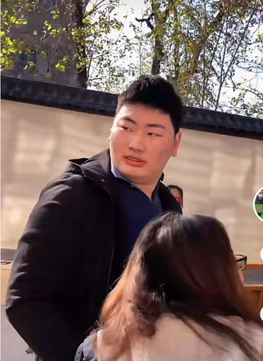 朱之文|为了红没底线？女网红拉横幅在大衣哥门口求婚，喊话朱单伟娶她