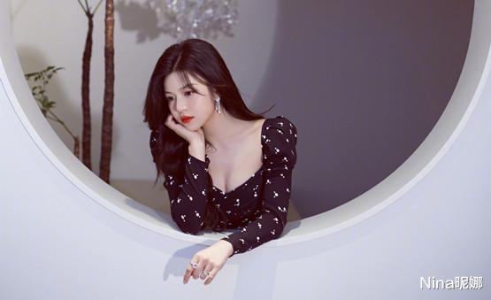 陈妍希|陈妍希罕见秀恩爱！穿镂空裙跟老公玩拍手，被陈晓壁咚脸红超害羞