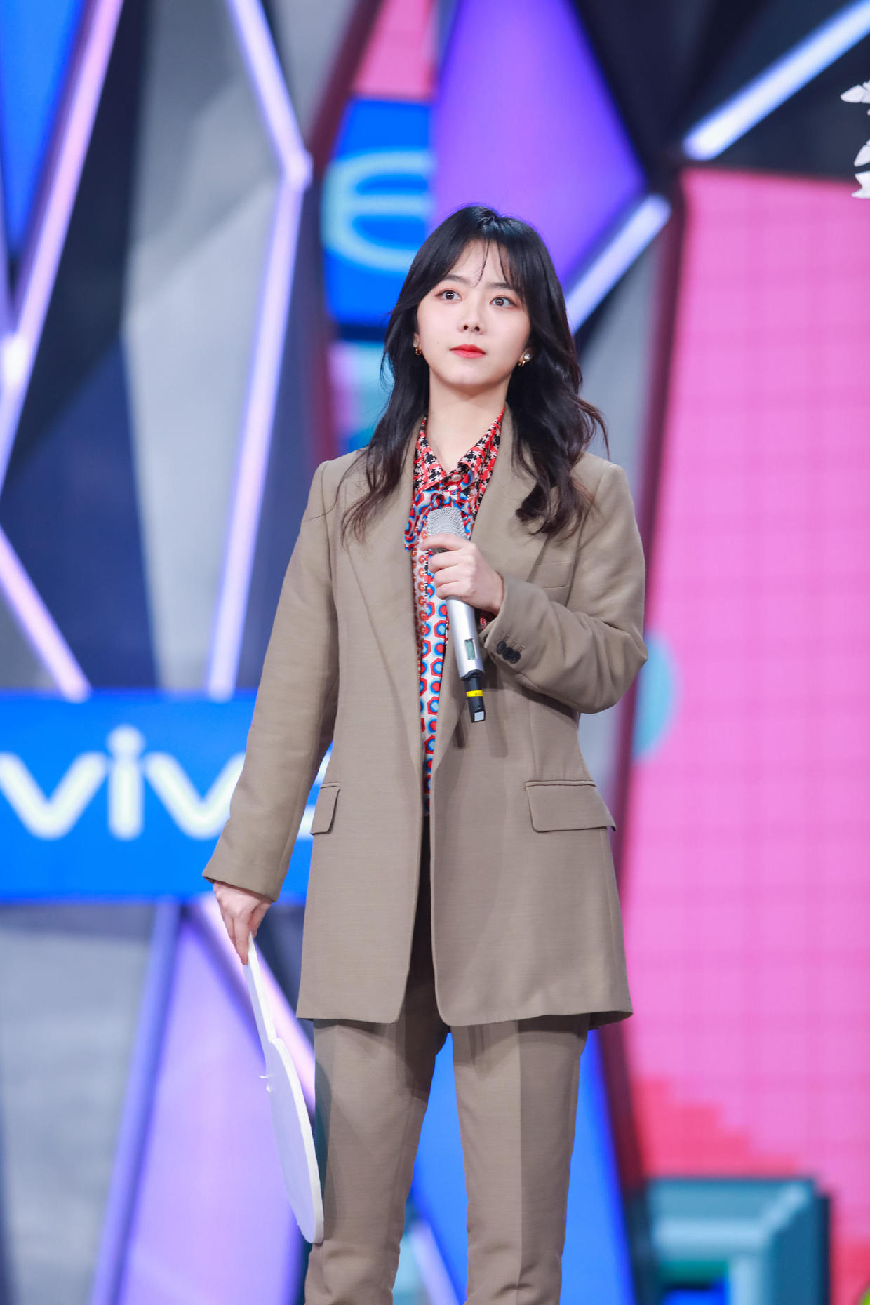 美国队|小个子谭松韵气场全开，西装套装打造霸气一面，职场风造型更利落