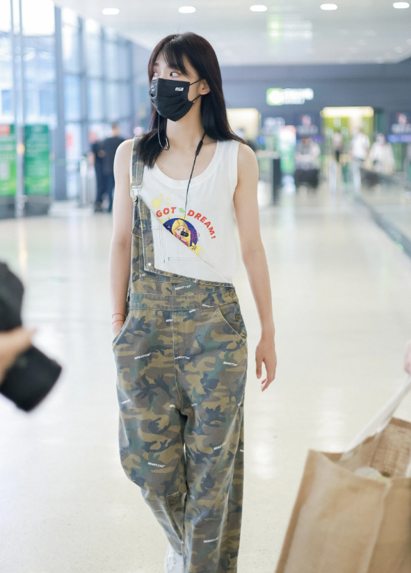 大时尚大观点|曾可妮机场私服照，穿迷彩裤只挂单边背带，不料潮成教科书