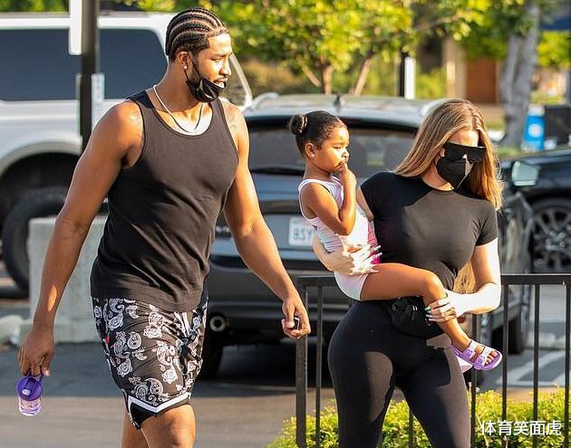 科勒·卡戴珊|卡戴珊汤普森再次复合？车前搂腰尽显甜蜜，一家三口同行画面温馨