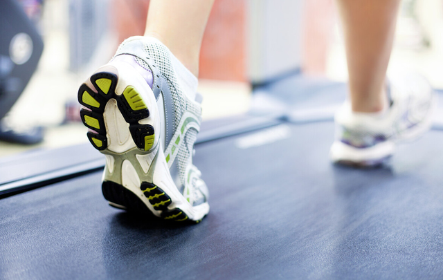 肝脏|别只顾着抽烟喝酒,医生提醒:身体出现4种异常,或是肝要亮“红灯”