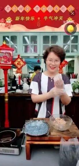 60岁阿姨一天直播14小时,做菜带货还“挽救”粉丝婚姻