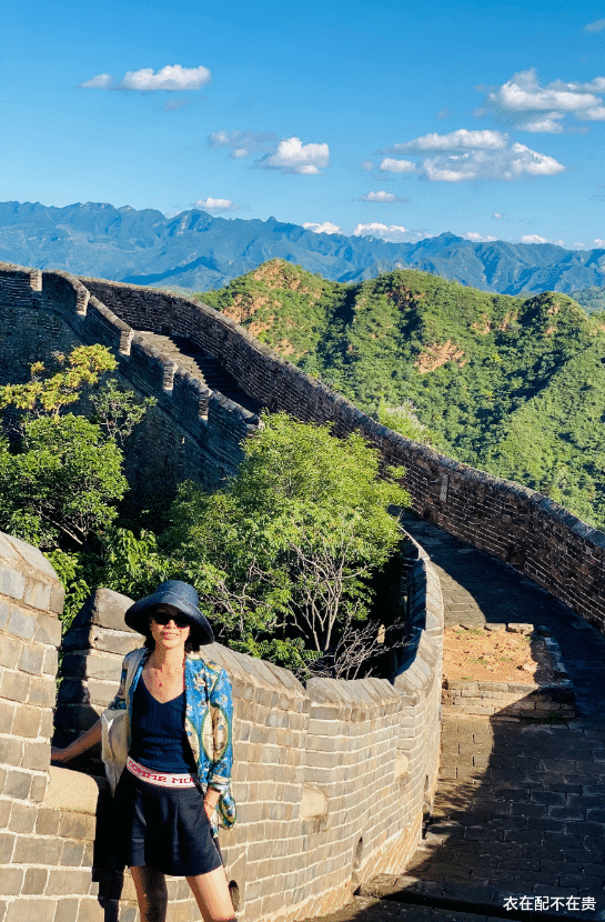 衣在配不在贵|超模吕燕穿衬衫出游，外籍富豪老公一脸胡渣，混血儿子也难得露脸