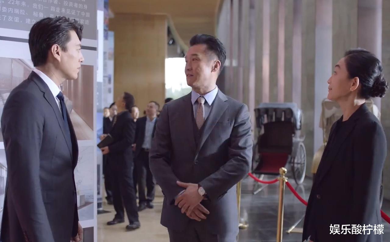 |靳东《突围》首播,潘粤明题字,网友:关系图公开过早,没悬念了