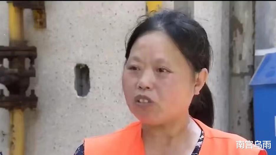 环卫工|丈夫做环卫工月薪2千，却每天化妆打粉底，还用3部奢侈手机