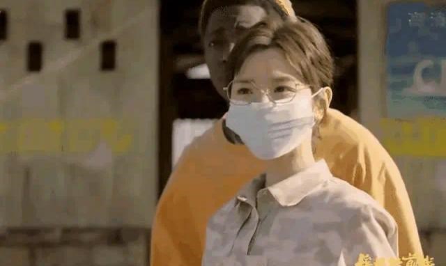 高秀敏|《埃博拉前线》这部剧中毛晓彤的口罩为什么戴的这么敷衍？