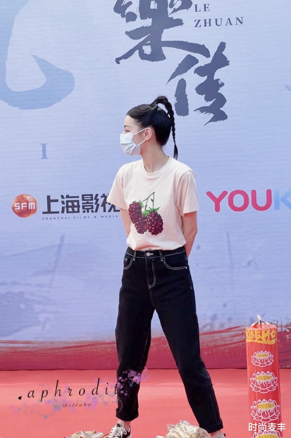 时尚麦丰|迪丽热巴新戏《安乐传》官宣私服，白色T恤搭配黑色牛仔裤，简单干净