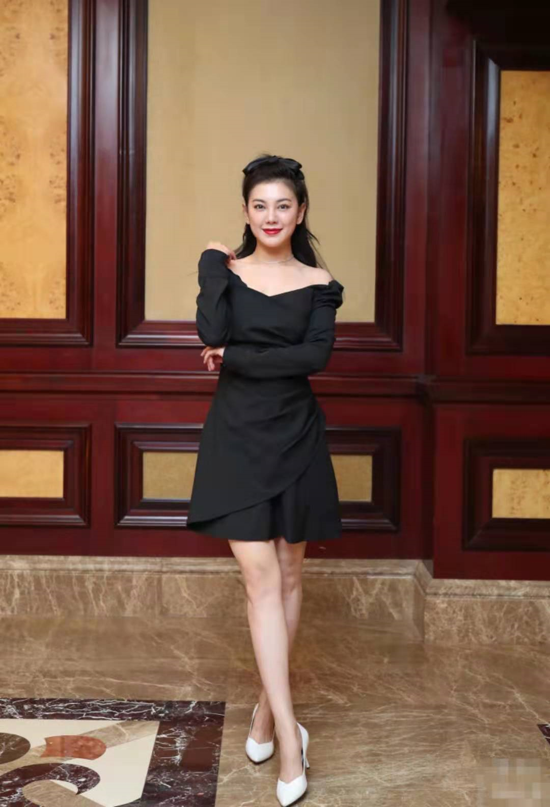 |34岁女星路边偶遇婴儿尿裤子，热情蹲下帮换尿布，动作娴熟不嫌脏