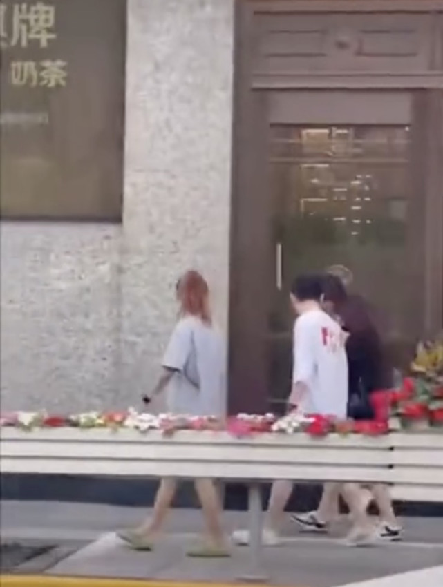 王思聪|王思聪与仨美女逛街，他对最朴素那位情有独钟，手自然搭对方肩上