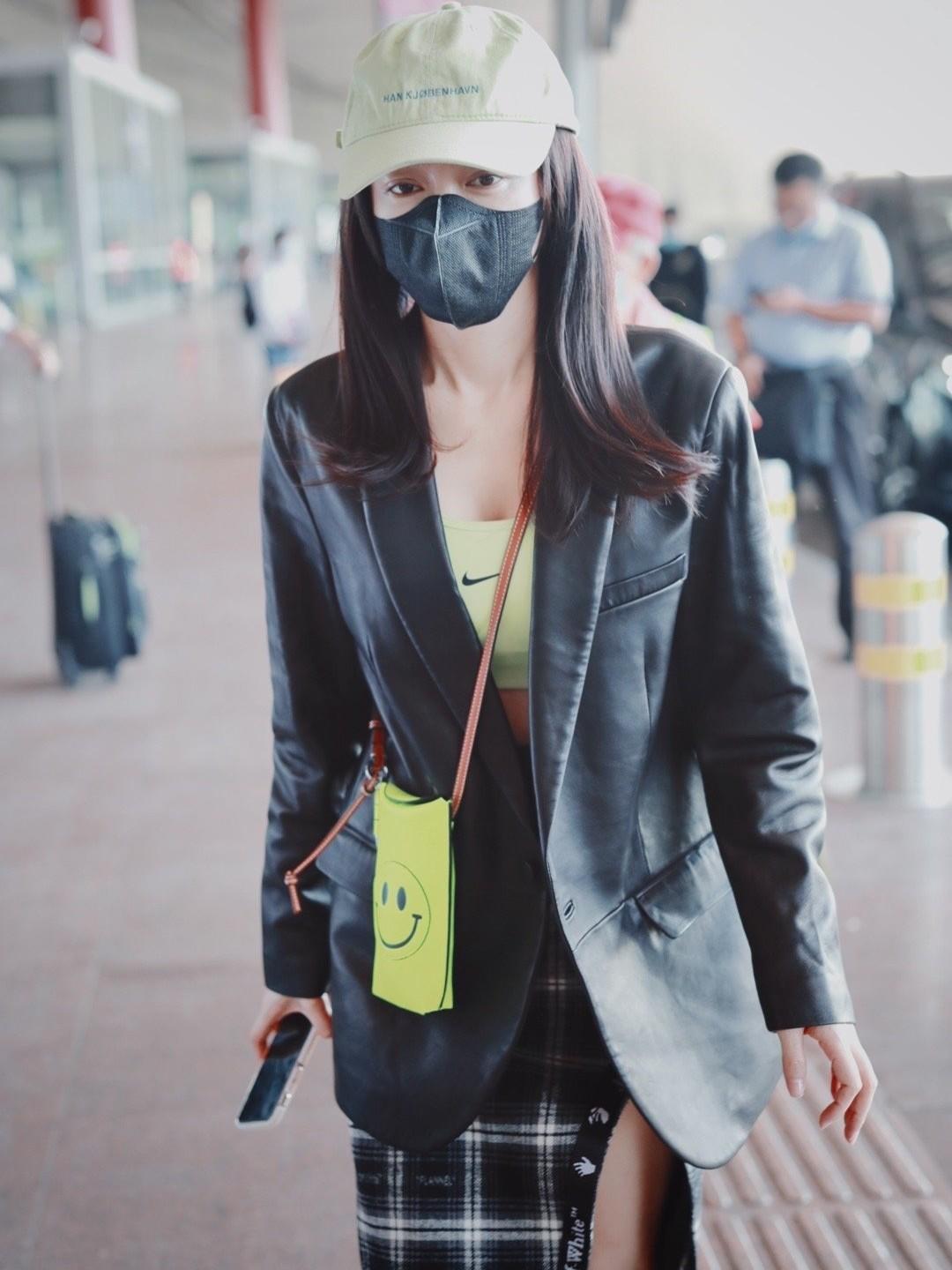 何有强|165cm的秦岚气场全开，穿一件西服配半身裙开叉裙，身材比例绝了