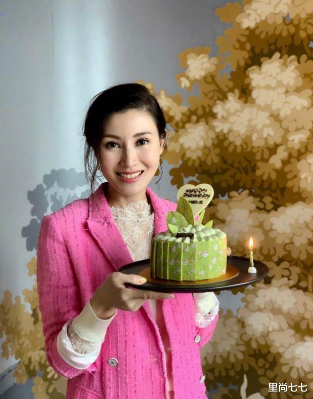 李嘉欣|李嘉欣罕见晒家庭合照，婆婆打扮优雅一派贵气，衬得她亲妈好朴素