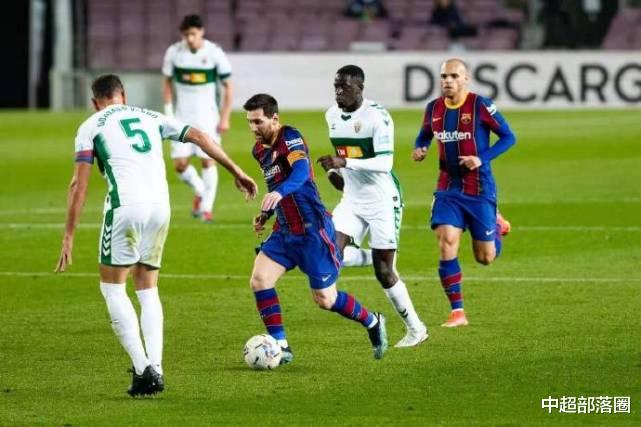 巴塞罗那|4场5球！梅西1V4突破+破门，振臂庆祝，一夜缔造4大纪录，紧追C罗